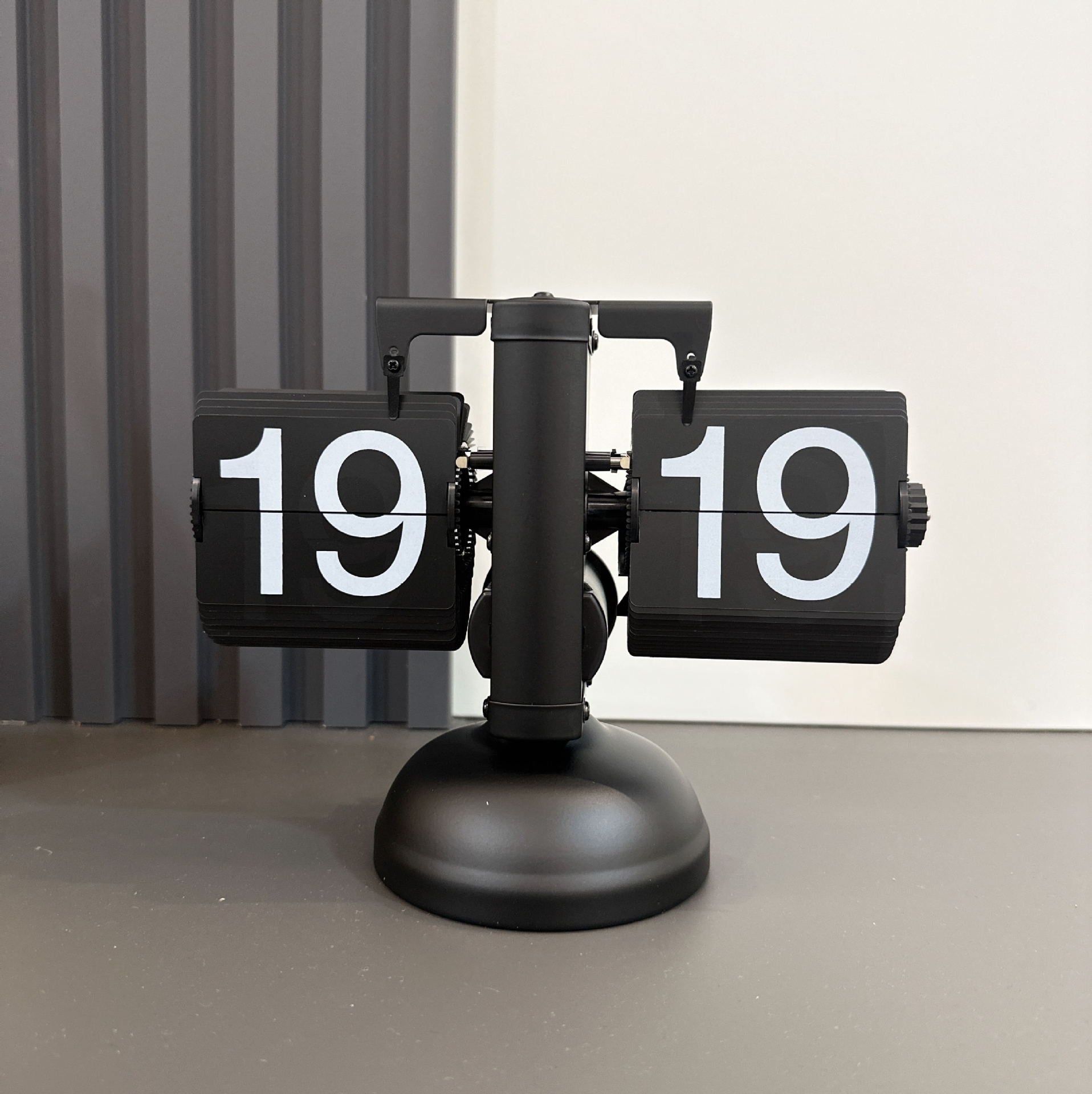Retro Mechanical Flip Desk Clock – Minimalist European Style