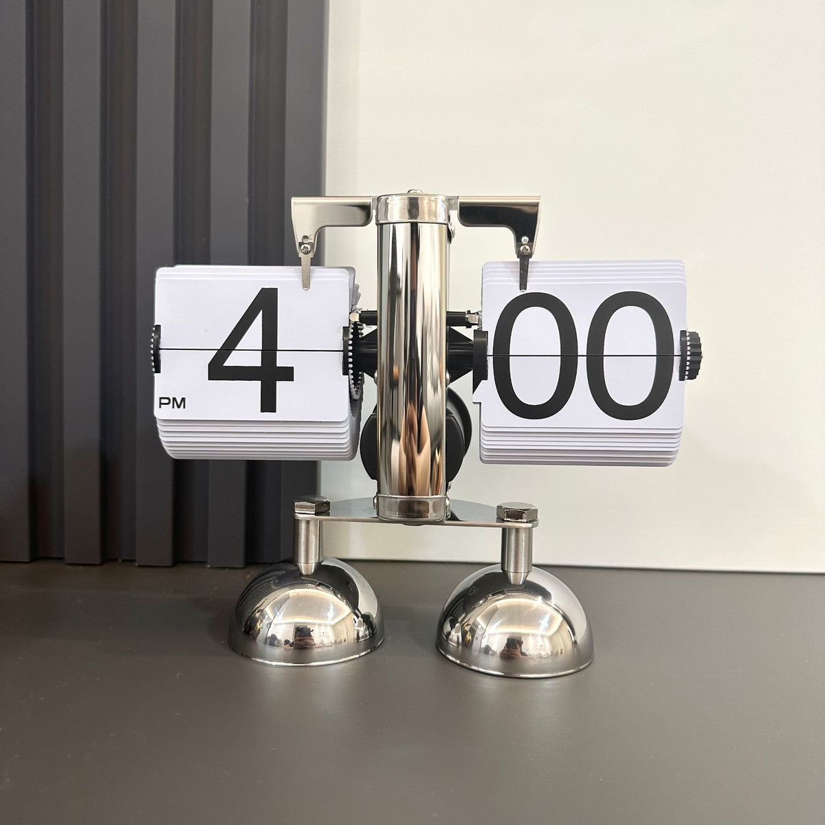 Retro Mechanical Flip Desk Clock – Minimalist European Style