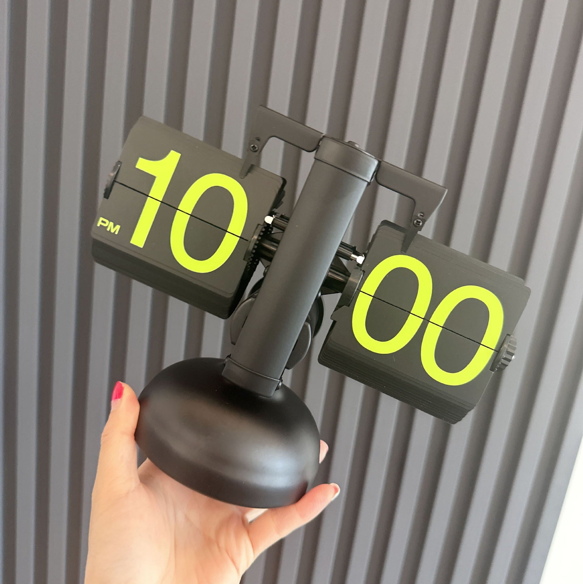 Retro Mechanical Flip Desk Clock – Minimalist European Style