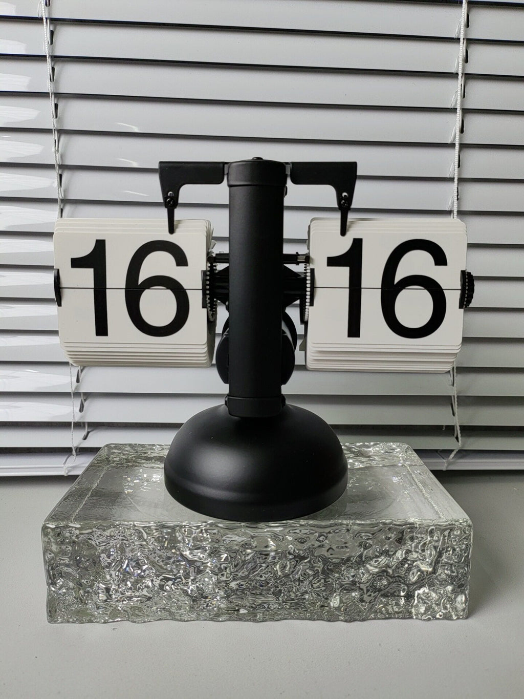 Retro Mechanical Flip Desk Clock – Minimalist European Style