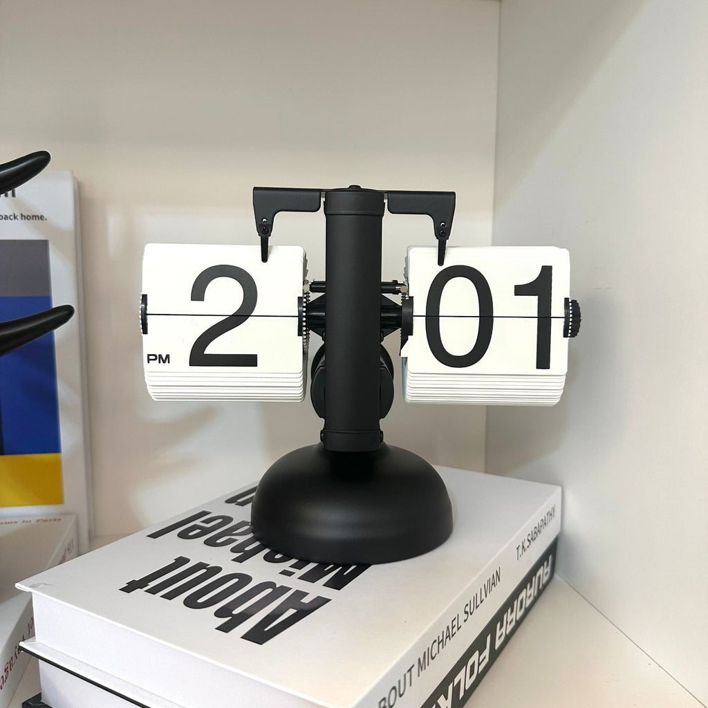 Retro Mechanical Flip Desk Clock – Minimalist European Style