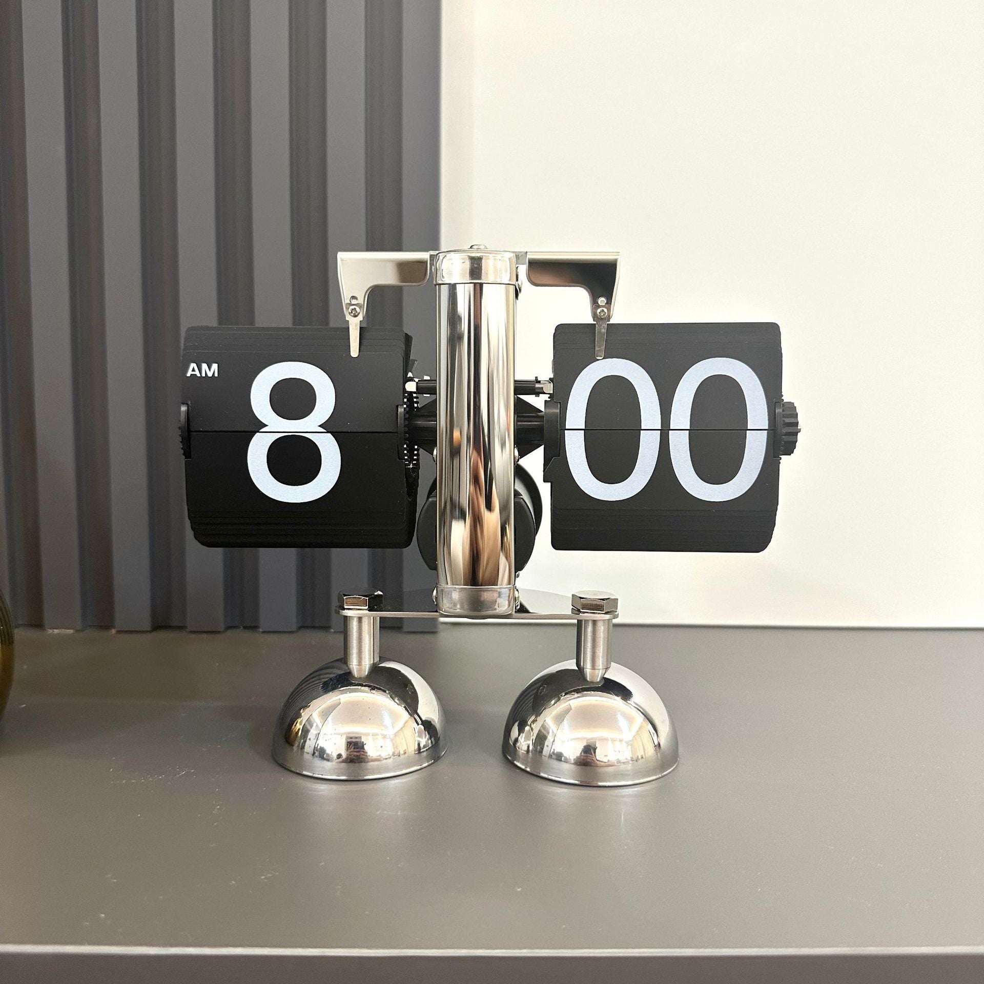 Retro Mechanical Flip Desk Clock – Minimalist European Style