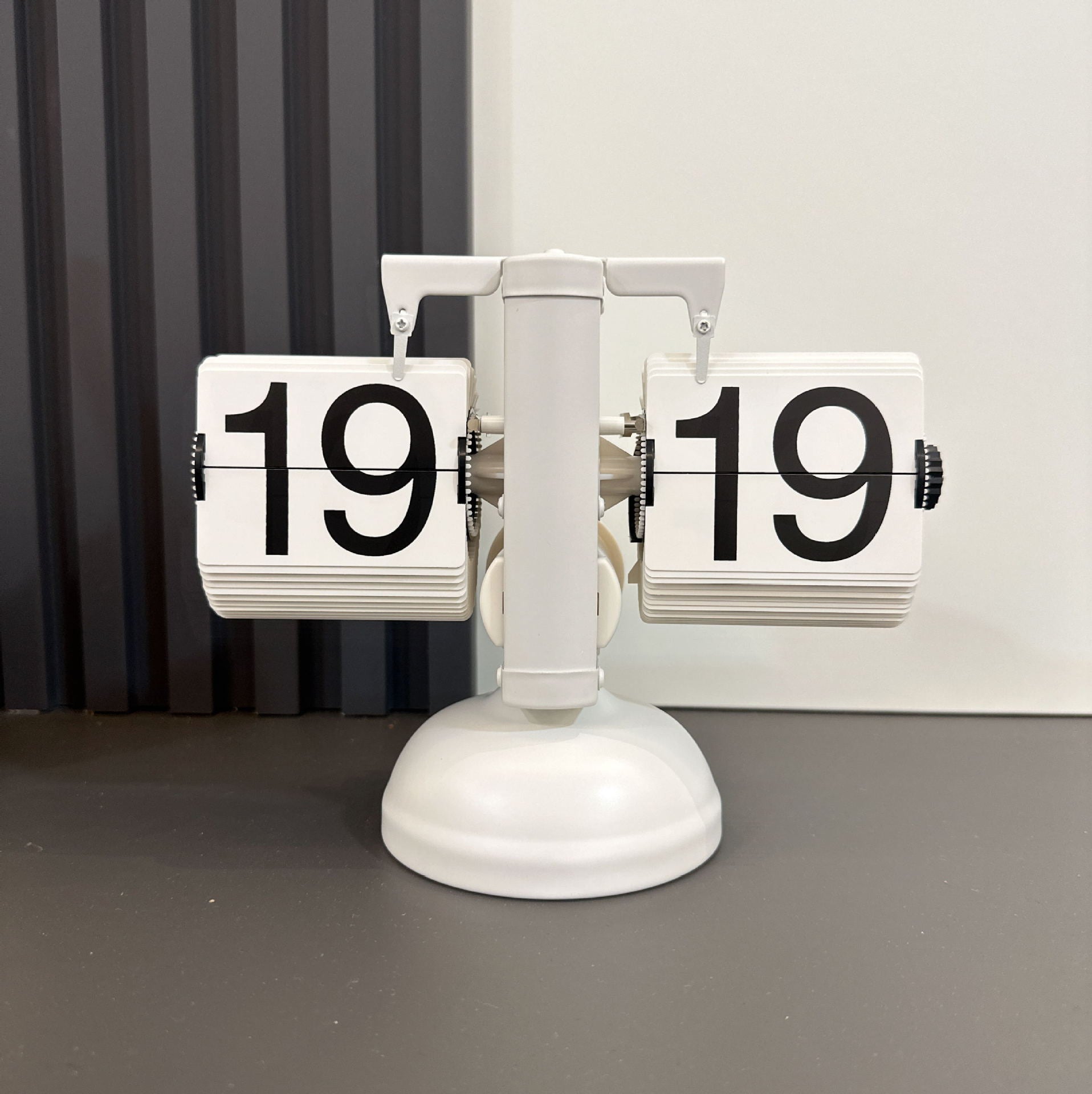Retro Mechanical Flip Desk Clock – Minimalist European Style