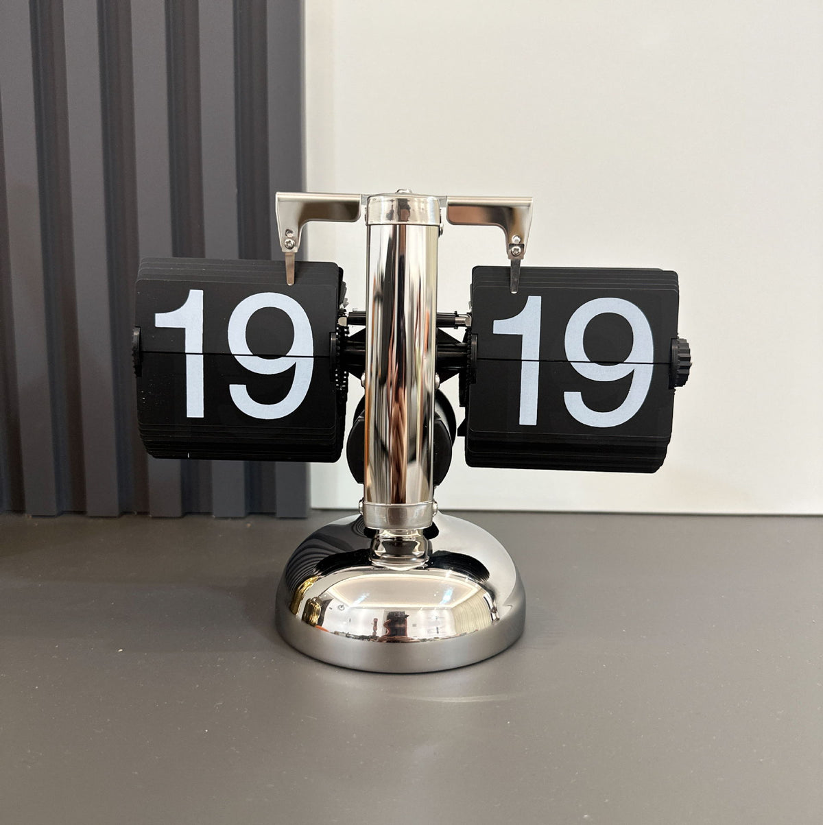 Retro Mechanical Flip Desk Clock – Minimalist European Style